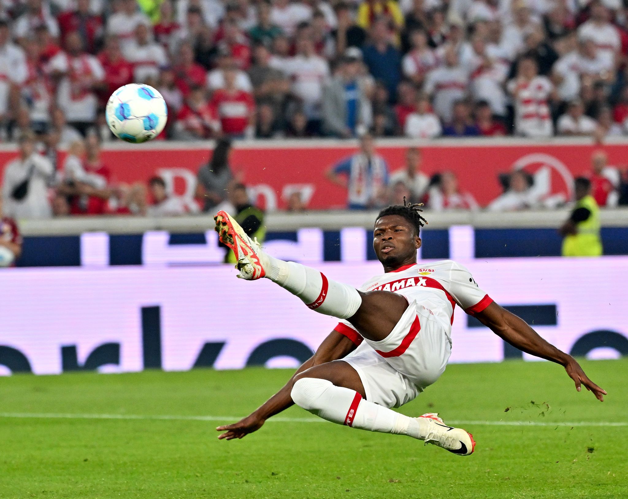 L'attaquant malien de Stuttgart Touré absent pendant plusieurs mo