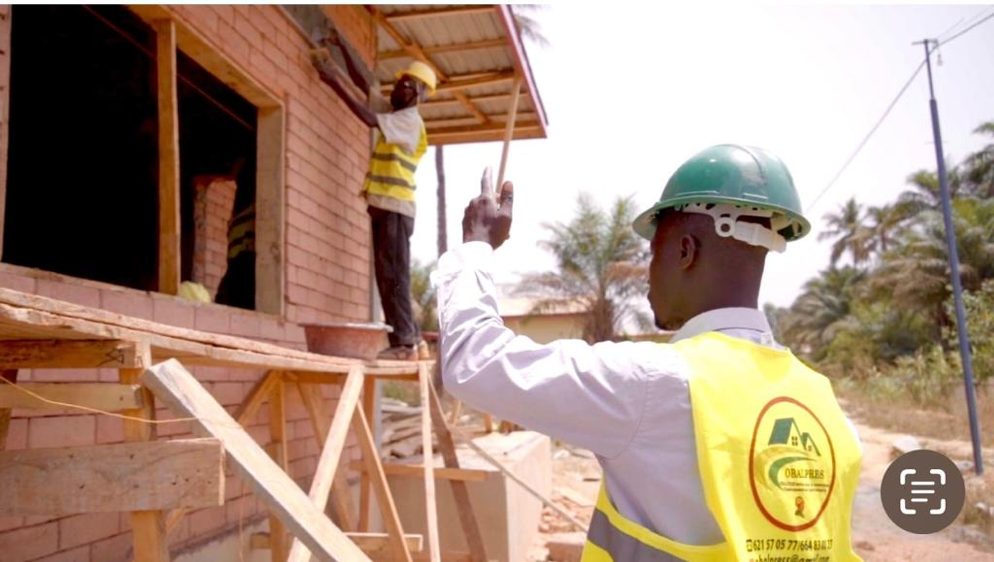 Guinée : Osmane Balde fabrique des briques écologiques